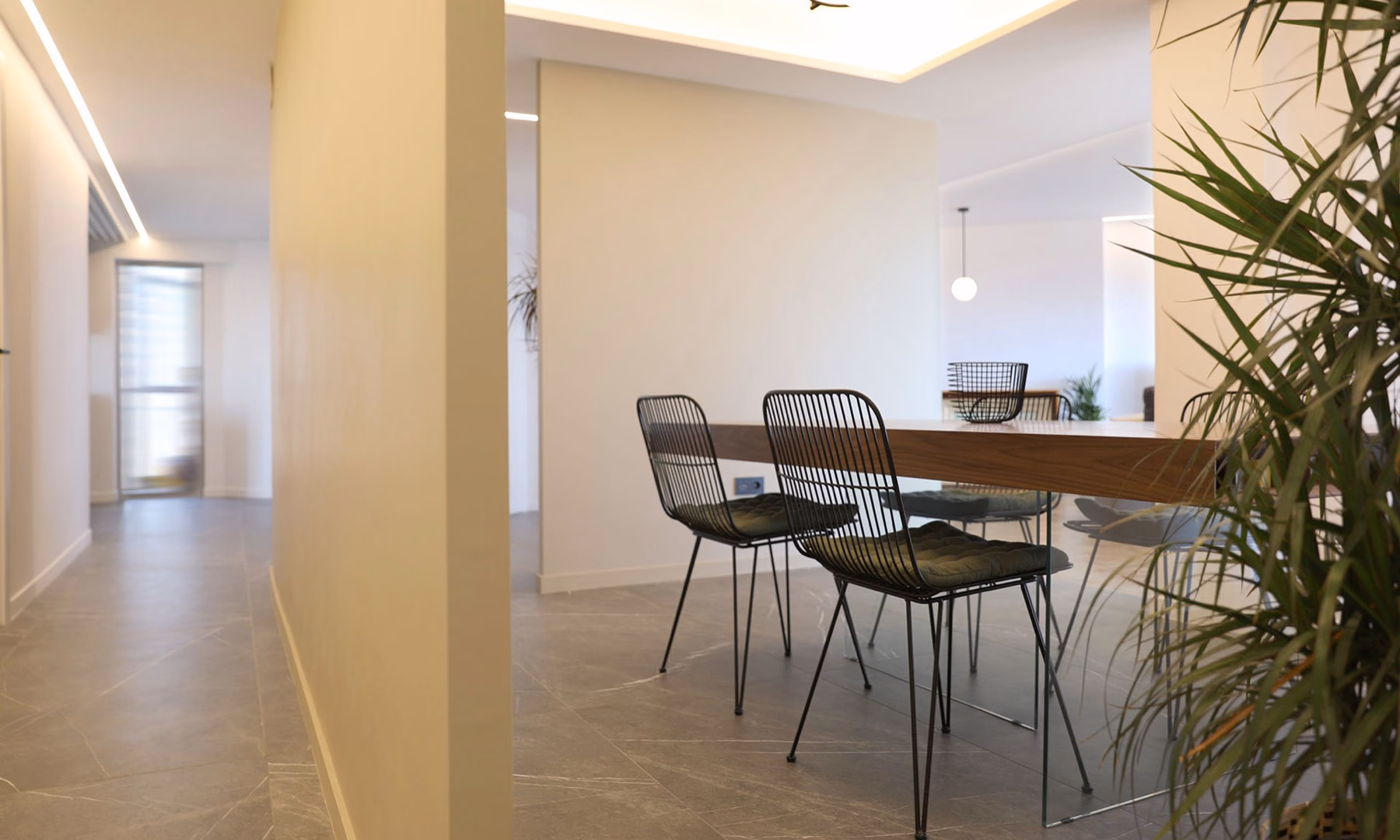 Interiorismo Atlántico: juego de planos y color en los paramentos.