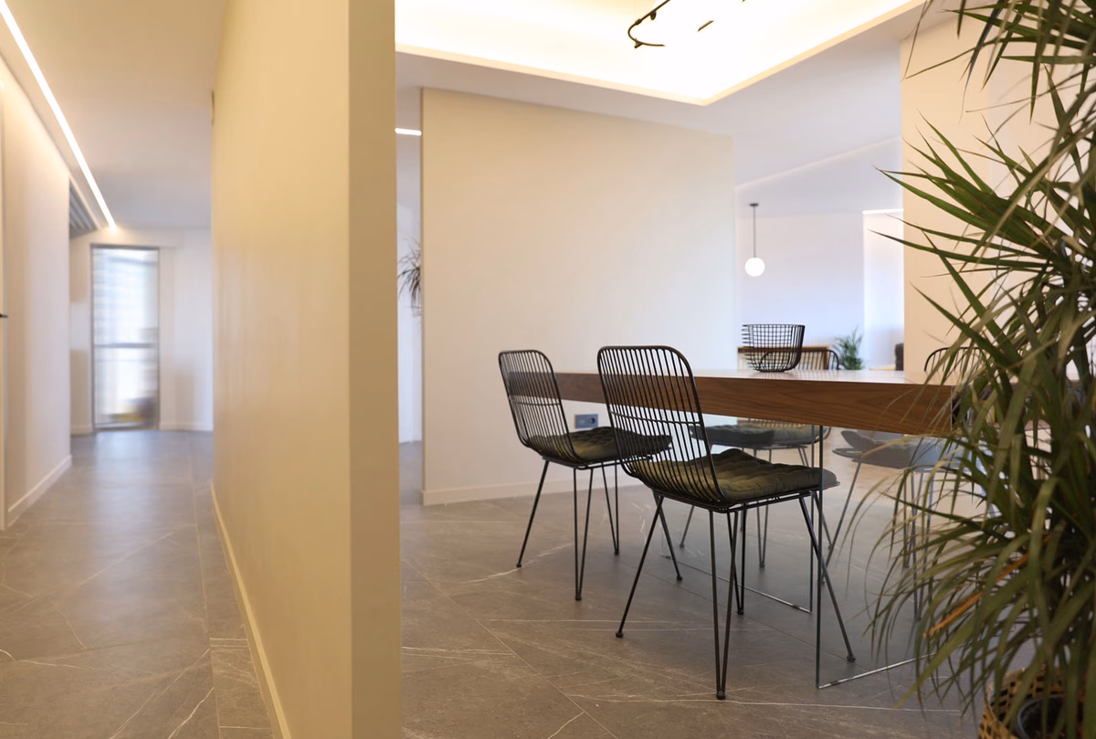 Interiorismo Atlántico: juego de planos y color en los paramentos.