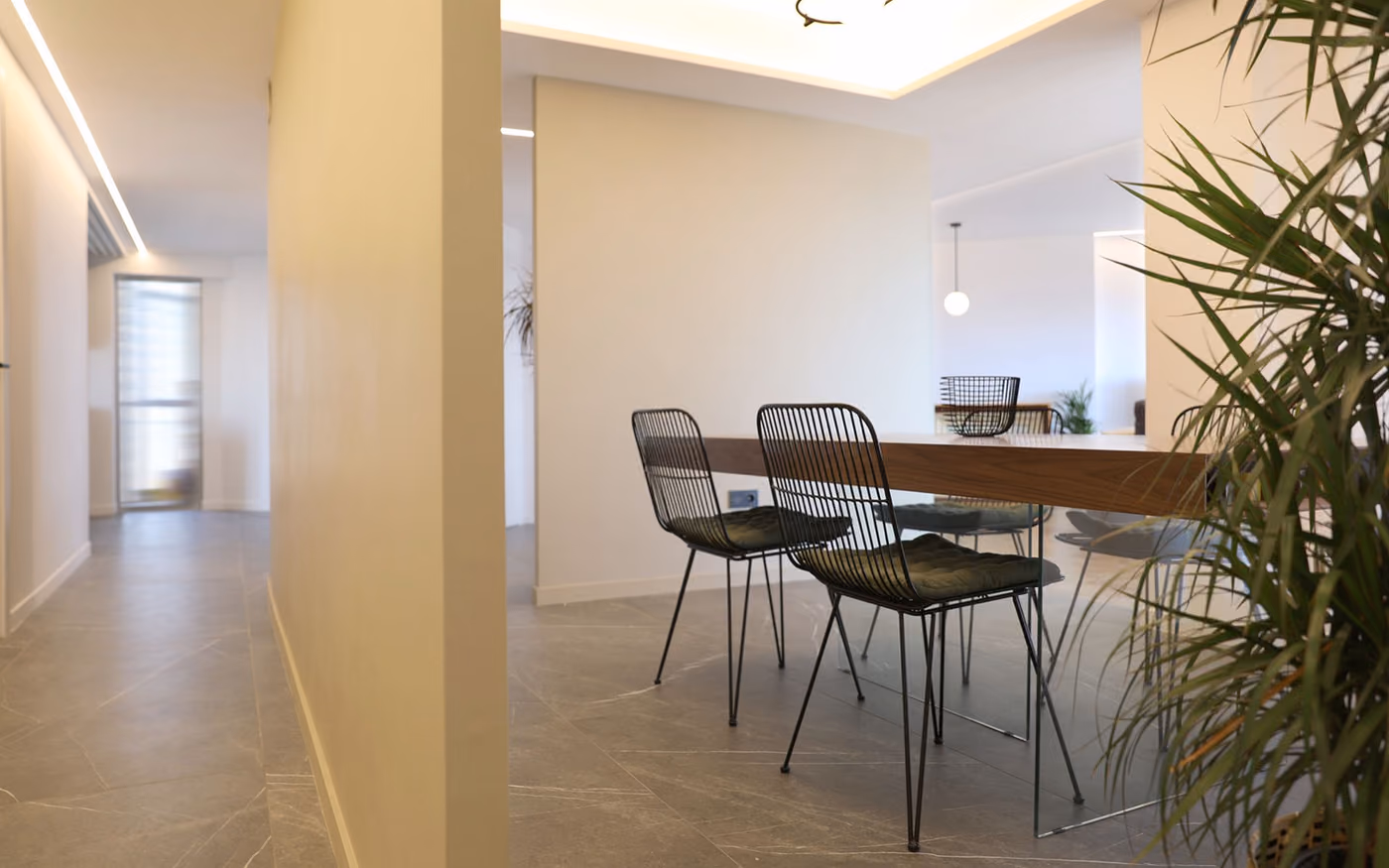 Interiorismo Atlántico: juego de planos y color en los paramentos.