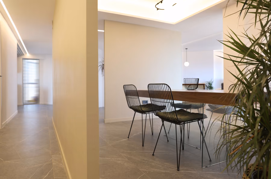 Interiorismo Atlántico: juego de planos y color en los paramentos.
