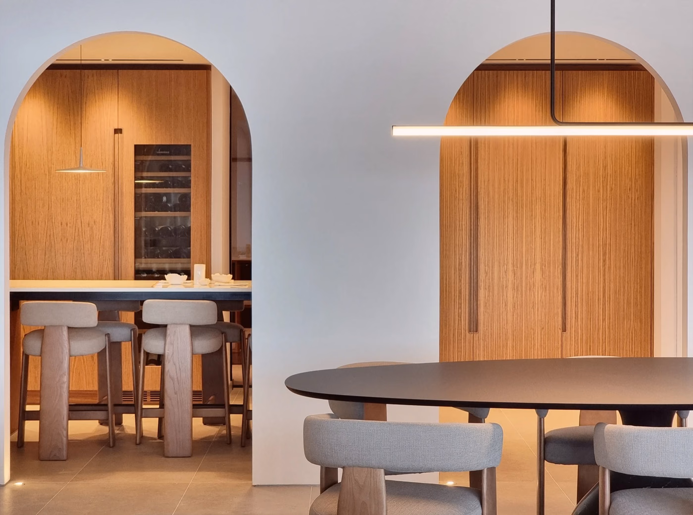 Salón con mobiliario de la colección Oru de Andreu World e iluminación de Marset.