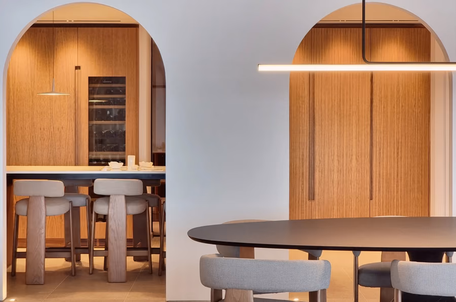 Salón con colección Oru de Andreu World e iluminación Marset.
