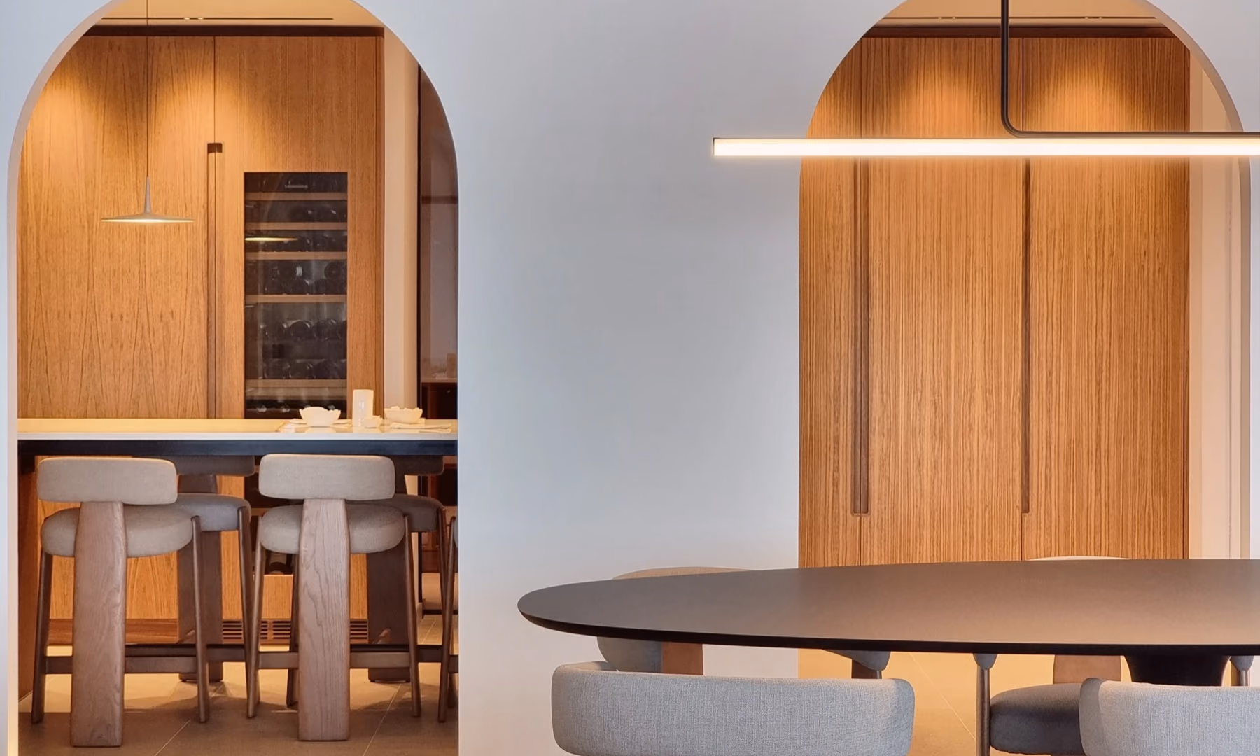 Salón con colección Oru de Andreu World e iluminación Marset.