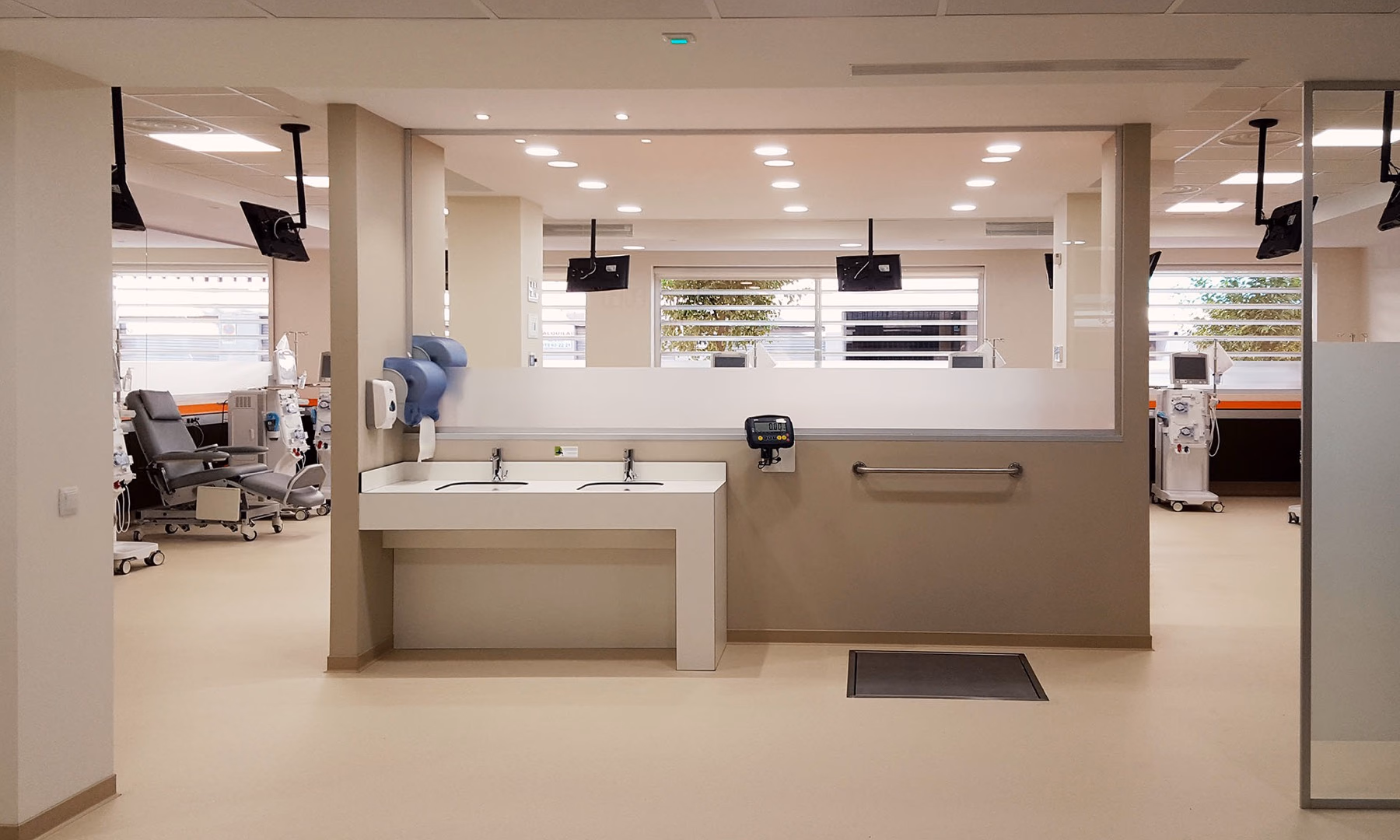 Centro Diaverum: sala de tratamiento con iluminación y equipamiento a medida.