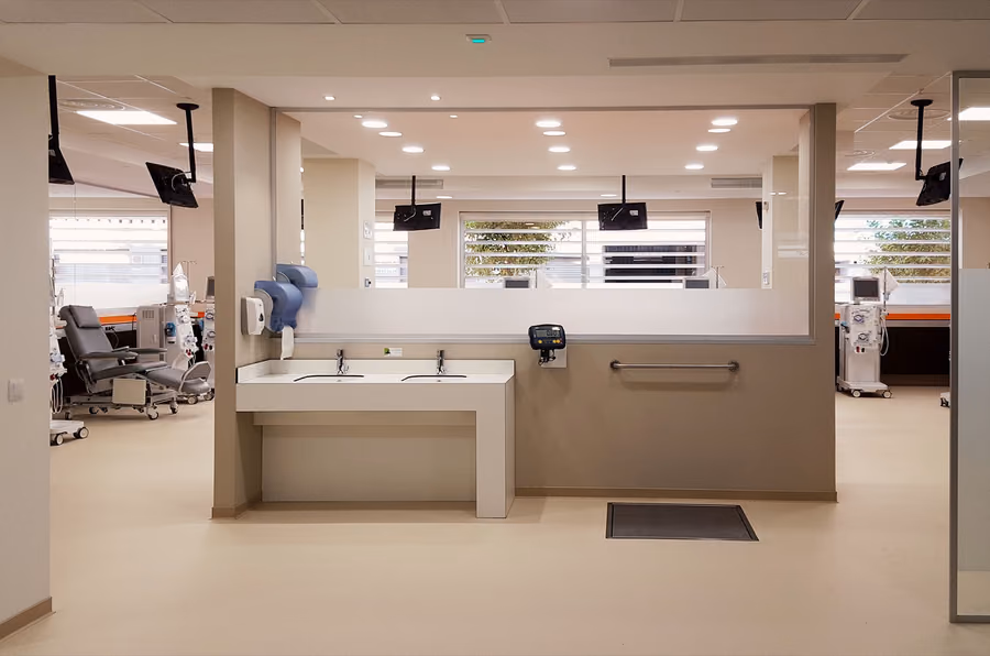 Centro Diaverum: sala de tratamiento con iluminación y equipamiento a medida.