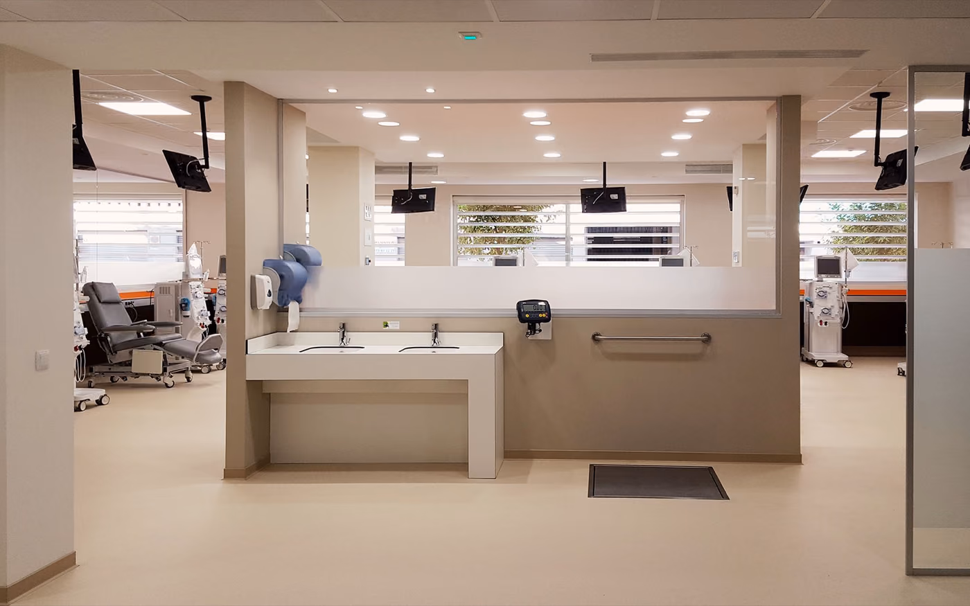 Centro Diaverum: sala de tratamiento con iluminación y equipamiento a medida.