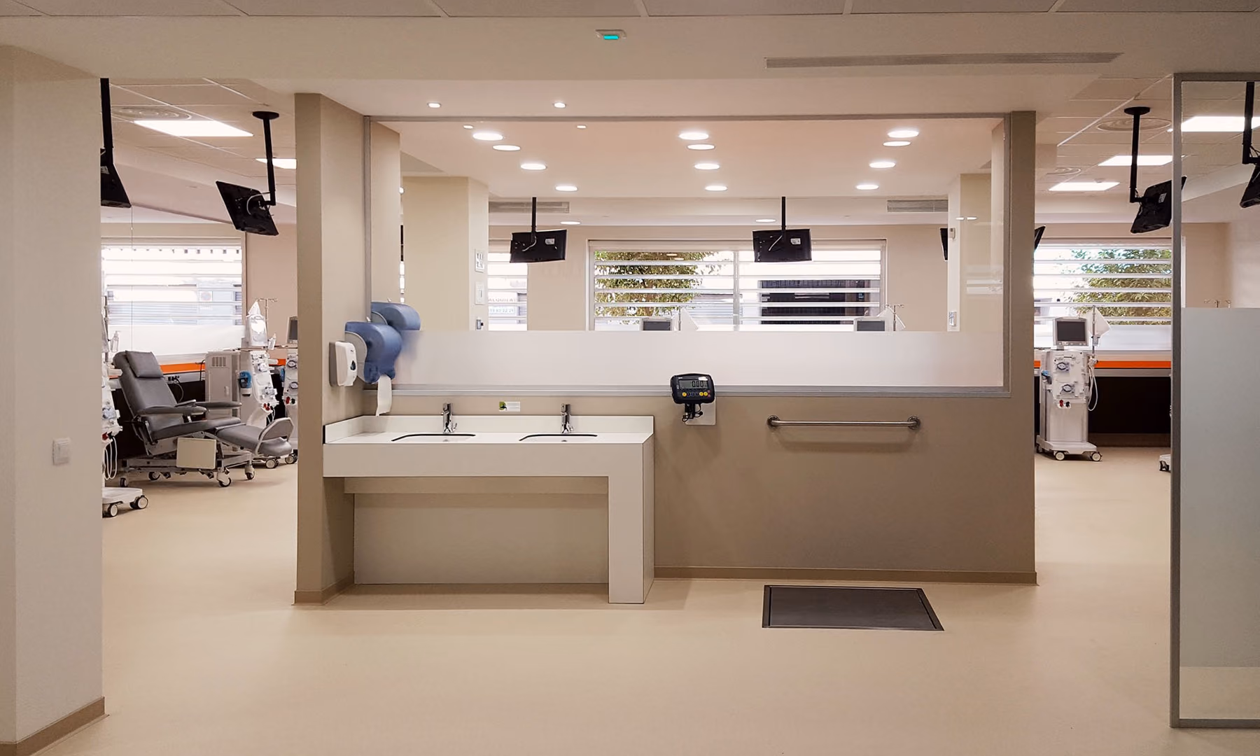 Centro Diaverum: sala de tratamiento con iluminación y equipamiento a medida.