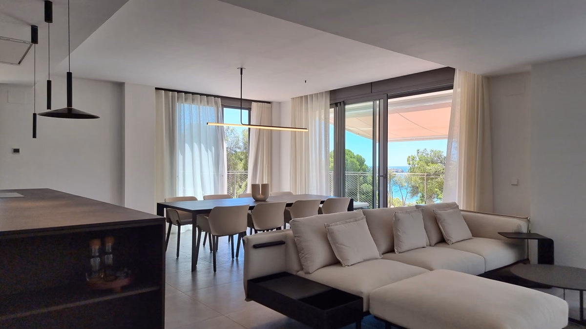 Vivienda en el Golf Infinitum, Salou, con salón y cocina abiertos al mar.