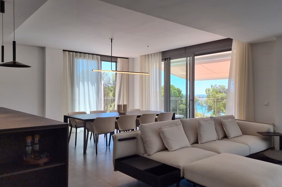 Vivienda en el Golf Infinitum, Salou, con salón y cocina abiertos al mar.