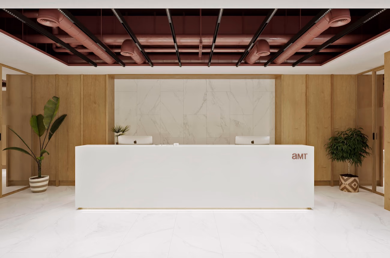 Oficinas AMT: espacio de trabajo diáfano con áreas de reunión integradas.