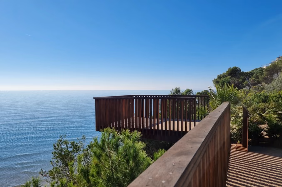 Mirador del parque de Playa Larga, Salou: pasarela de trazado mínimo sobre vegetación de duna.