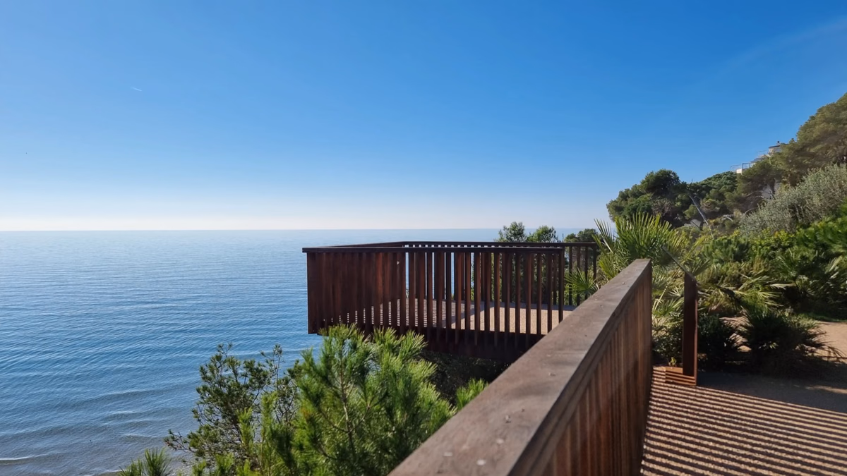 Mirador del parque de Playa Larga, Salou: pasarela de trazado mínimo sobre vegetación de duna.