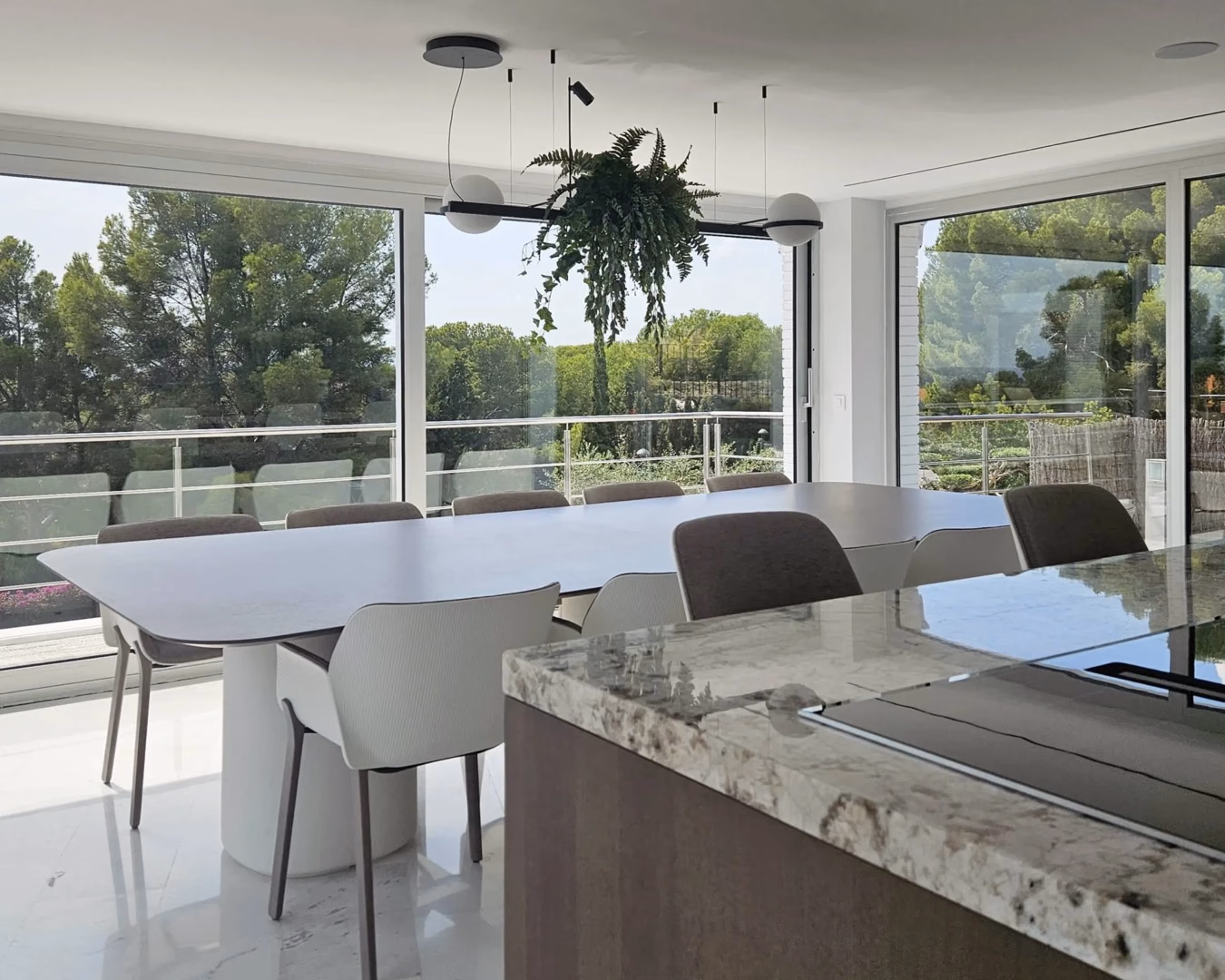 Vivienda en Tamarit, Tarragona, abierta al Mediterráneo con madera y piedra natural.