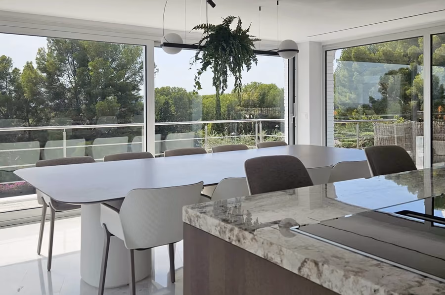 Vivienda en Tamarit, Tarragona, abierta al Mediterráneo con madera y piedra natural.